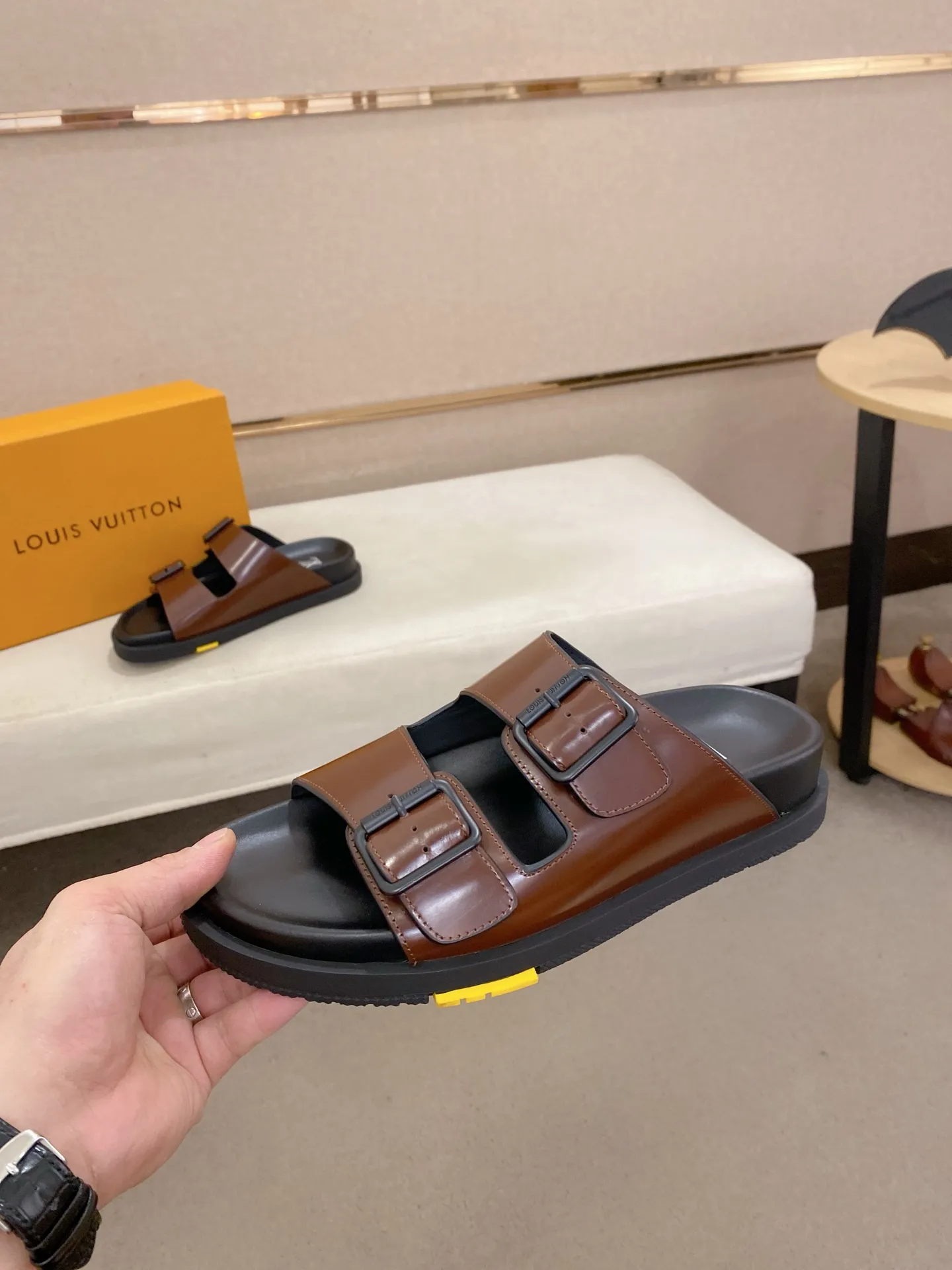 Factory price: 420💰Made by LV🔍Top purchasing agent. Men's spring and summer slippers are available at the same counter. The uppers are made of cowhide imported from Italy. High-quality craftsmanship, soles: original soles specially provided by the original factory, exclusive movable molded soles are super comfortable, original factory follow-up goods, 🔍🔍high quality, can be entered and exited the counter at will, welcome to compare, code number 38-44. Can be customized45